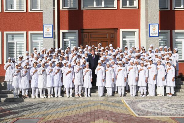 Эмомали Рахмон на открытии лечебно-диагностического центра в Ховалингском районе. - Sputnik Таджикистан