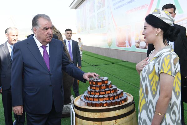 Президент Таджикистана у стойки с медом на выставке сельхозпродукции. - Sputnik Таджикистан