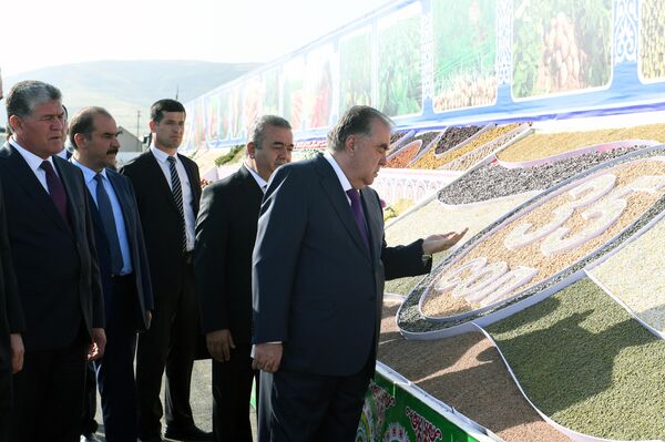 Глава таджикского государства посетил выставку сельскохозяйственной продукции. - Sputnik Таджикистан