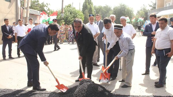 Председатель Согда Раджаббой Ахмадзода участвует в мощении дорог в Худжанде - Sputnik Таджикистан