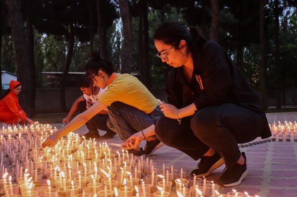 Процесс зажжения свечей в парке культуры и отдыха имени Садриддина Айни.  - Sputnik Таджикистан