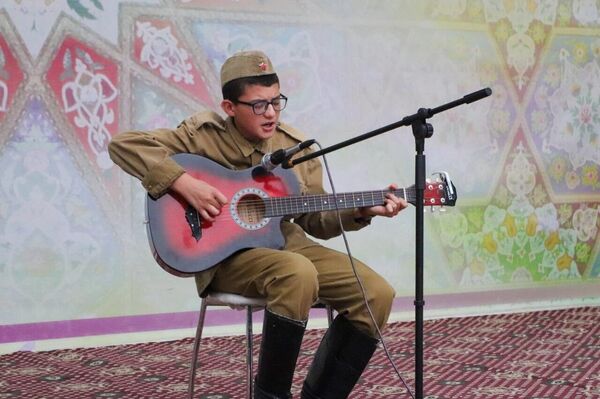 Выступление участника акции &quot;Свеча памяти&quot; с военной песней. - Sputnik Таджикистан