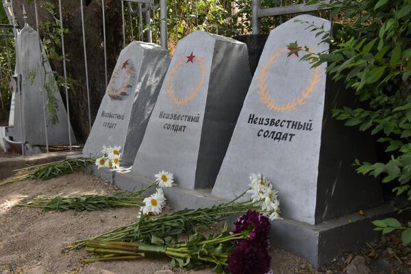 Могилы неизвестных солдатов на городском кладбище Душанбе. - Sputnik Таджикистан