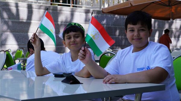 Школьники на форуме государств – участников СНГ Дети Содружества - Sputnik Таджикистан