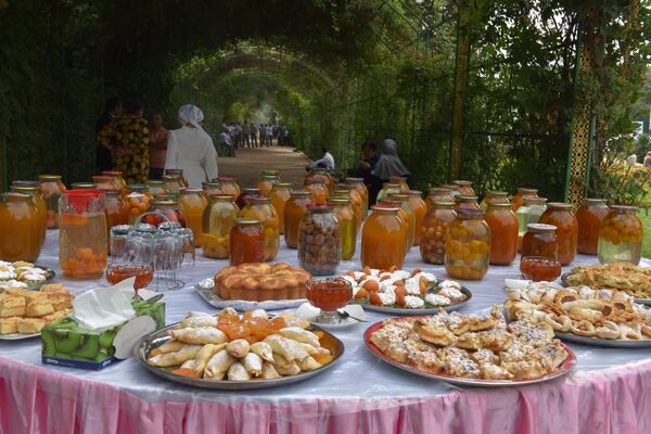 На выставке были представлены различные продукты, включая абрикосы, а также продукция, изготовленная из них, сухофрукты и сельскохозяйственные культуры. - Sputnik Таджикистан