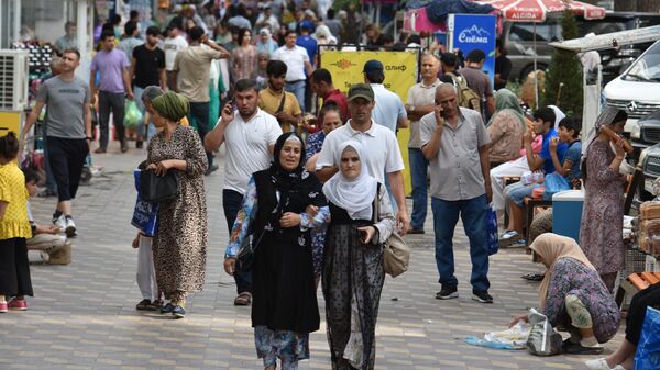Люди на улицах в Душанбе - Sputnik Тоҷикистон