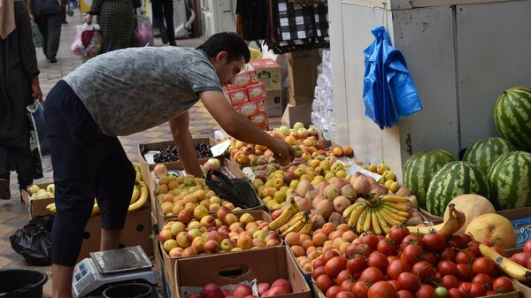 Продавец овощей и фруктов на рынке - Sputnik Таджикистан