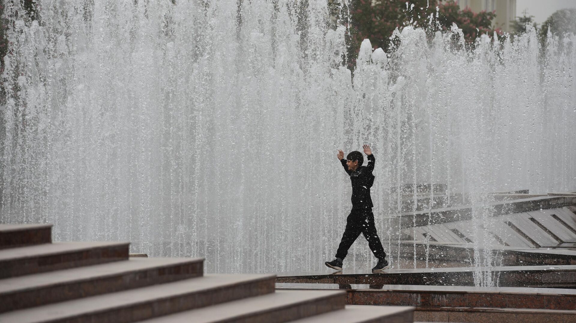 Мальчик бегает между фонтанами в Душанбе - Sputnik Тоҷикистон, 1920, 28.06.2023