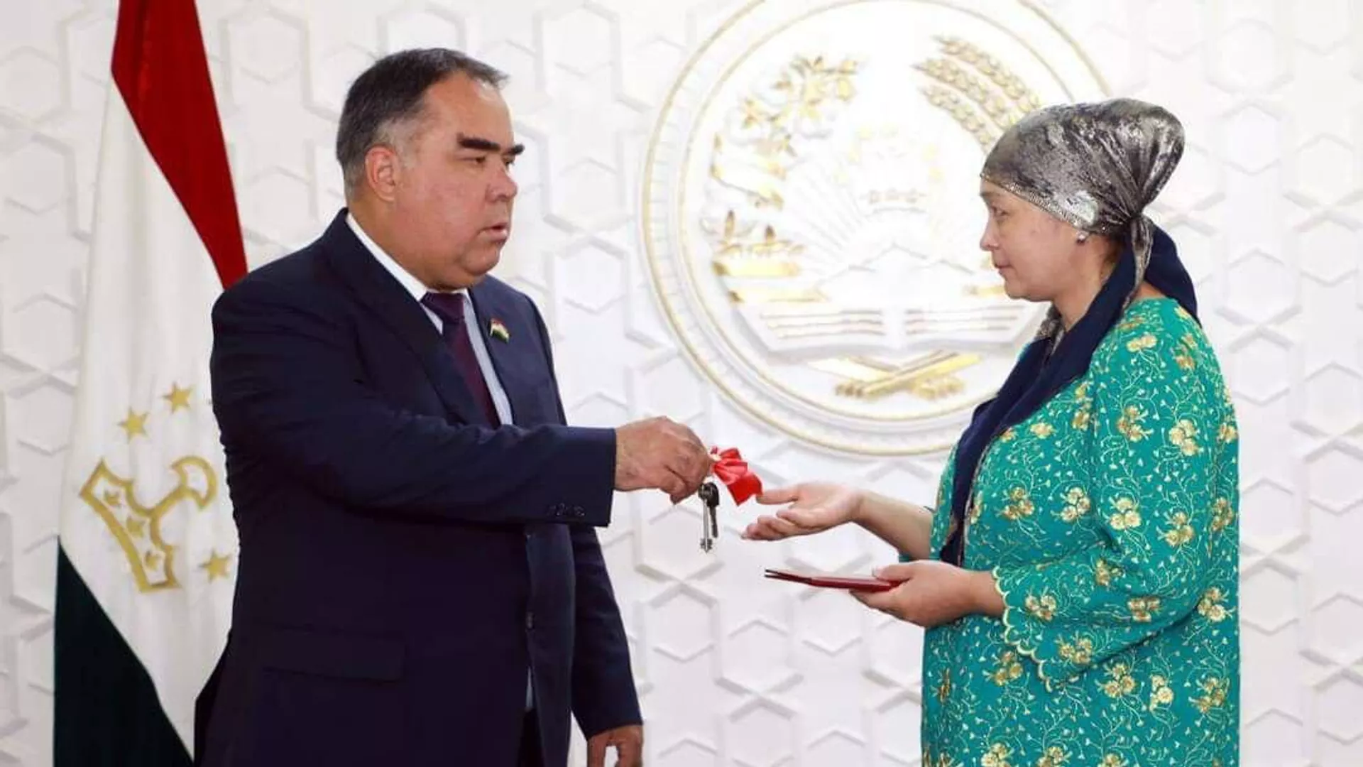 Тақдими калидҳои хона аз сӯи мақомоти Суғд