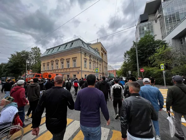 Ҳазорҳо мусалмон, аз ҷумла тоҷикистониён дар масоҷиди Маскав намози идашонро анҷом доданд Ҳазорҳо мусалмон, аз ҷумла тоҷикистониён дар масоҷиди Маскав намози идашонро анҷом доданд - Sputnik Тоҷикистон