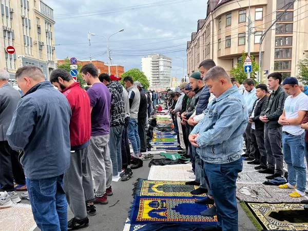 Дар иди Азҳо ё Қурбон мусалмонони тавонманд чорвоеро қурбонӣ мекунанд. Иди Қурбон пас аз 70 рӯзи Иди Рамазон фаро мерасад. Дар иди Азҳо ё Қурбон мусалмонони тавонманд чорвоеро қурбонӣ мекунанд. Иди Қурбон пас аз 70 рӯзи Иди Рамазон фаро мерасад. - Sputnik Тоҷикистон