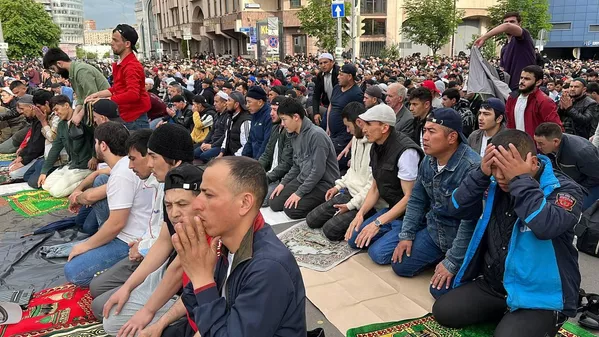 Дуову фотиҳа дар ҳаққи гузаштагон аз ҷумлаи фазилатҳои иди Қурбон мебошанд. Дуову фотиҳа дар ҳаққи гузаштагон аз ҷумлаи фазилатҳои иди Қурбон мебошанд. - Sputnik Тоҷикистон