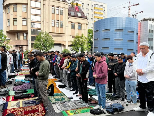 Ҳамчунин мусалмонон баъди намоз одатан меҳмони ҳамдигар мешаванду идро шодбош мегӯянд. Ҳамчунин мусалмонон баъди намоз одатан меҳмони ҳамдигар мешаванду идро шодбош мегӯянд. - Sputnik Тоҷикистон