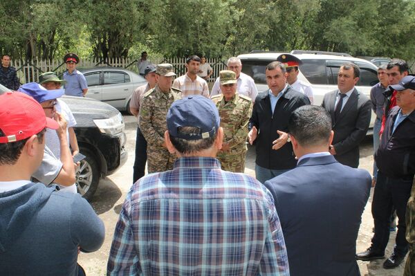 Глава ГБАО с правительственной комиссией беседует с местными жителями. - Sputnik Таджикистан