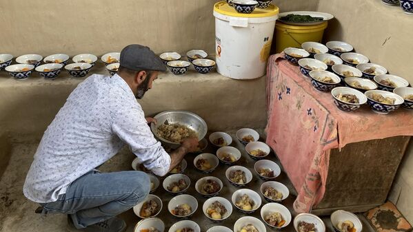 Житель кишлака Каджровут готовит на Иди Курбон мясное блюдо. - Sputnik Таджикистан