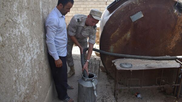 Российские военнослужащие доставили питьевую воду жителям кишлака Ганчина - Sputnik Таджикистан
