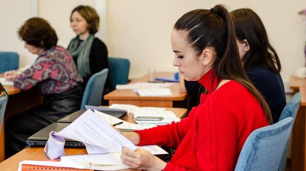 Студенты занимаются русским языком - Sputnik Таджикистан