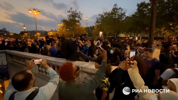 Парижская полиция оттеснила людей от Триумфальной арки в сторону Елисейских полей - Sputnik Тоҷикистон