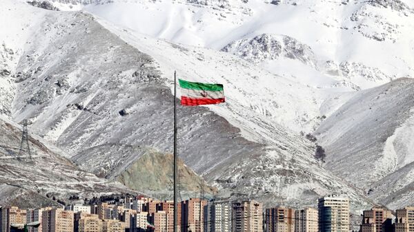 Флаг Ирана над Тегераном - Sputnik Таджикистан