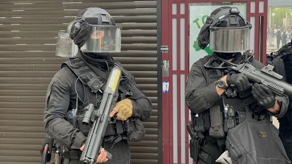 Сотрудники полиции во время беспорядков во французском Нантере - Sputnik Таджикистан