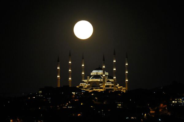Суперлуна за мечетью Камлика в Стамбуле, Турция. - Sputnik Таджикистан