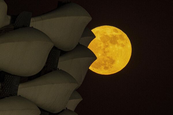 Луна над международным стадионом Басры на юге Ирака. - Sputnik Таджикистан