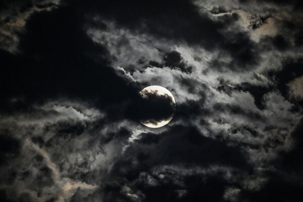 Луна в небе над Индией. - Sputnik Таджикистан