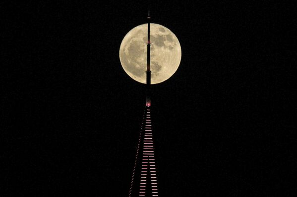 Полная Луна над башней в Дубае, Объединенные Арабские Эмираты. - Sputnik Таджикистан