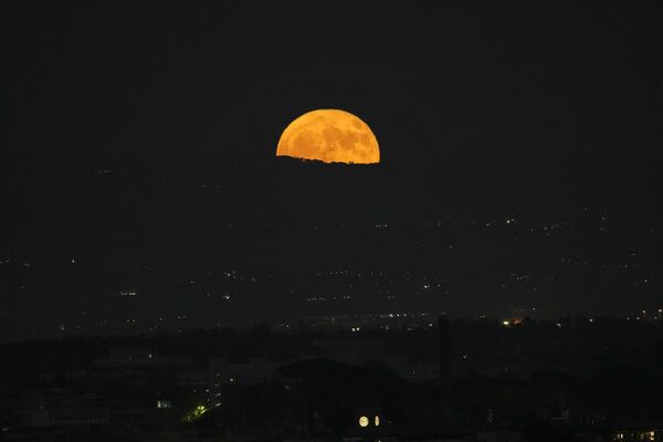 Суперлуние в ночном небе над Римом. - Sputnik Таджикистан