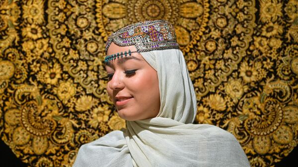 Девушка на одном из стендов на выставке иранского искусства в рамках проекта Обменные культурные мероприятия России и Ирана на ВДНХ - Sputnik Таджикистан