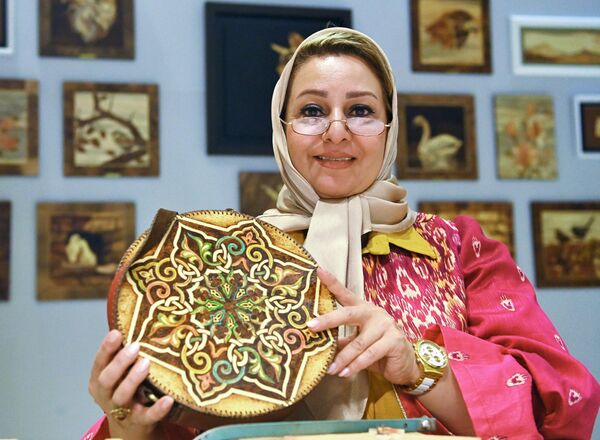 В экспозиции есть традиционная деревянная инкрустация, представляющую собой особый вид мозаики, а также фотографии достопримечательностей республики. - Sputnik Таджикистан
