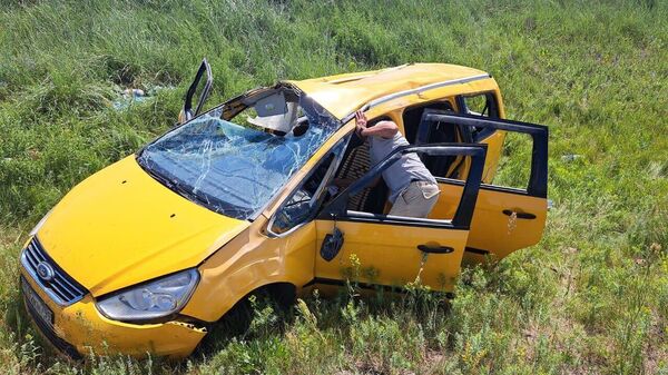Автомобиль после дорожно-транспортного происшествия - Sputnik Таджикистан