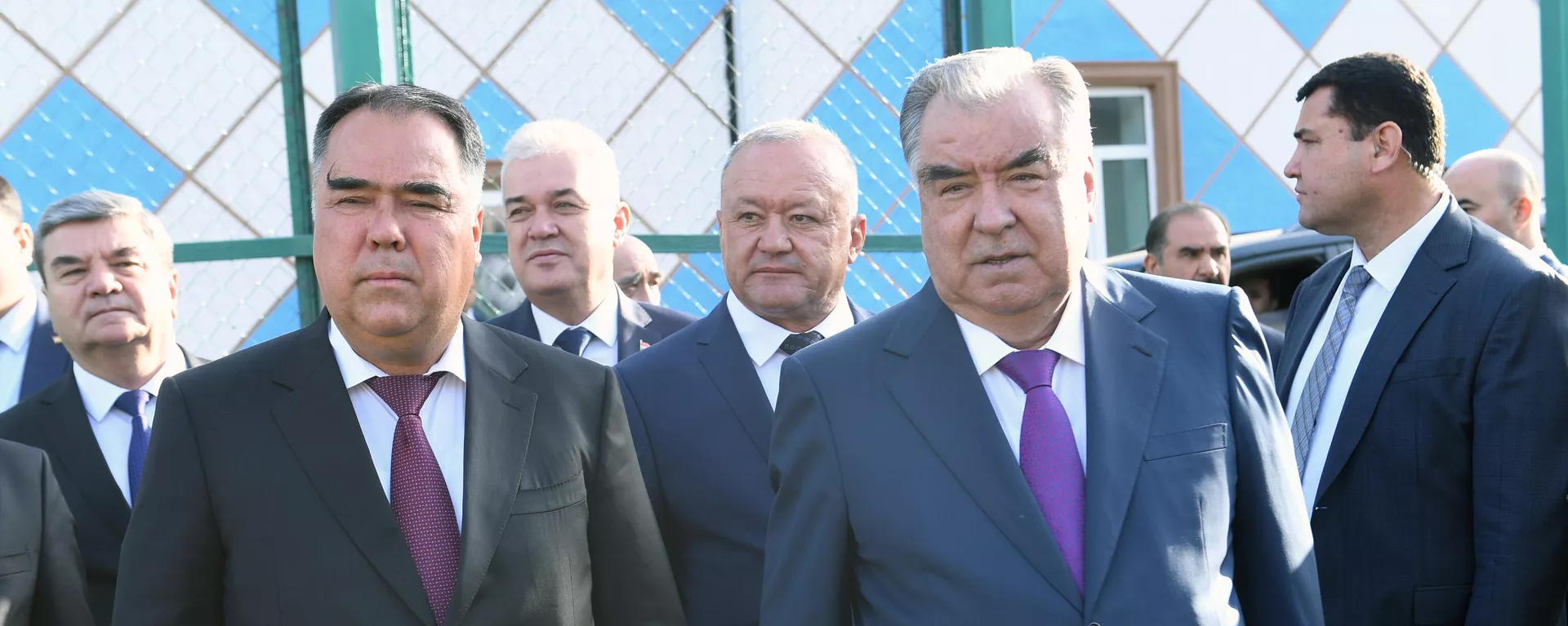 Ифтитоҳи Қасри паҳлавонони суғдӣ ва майдончаи бозии футбол дар назди Муассисаи таҳсилоти миёнаи умумии №2-и деҳаи Урметани ноҳияи Айнӣ - Sputnik Тоҷикистон, 1920, 05.07.2023