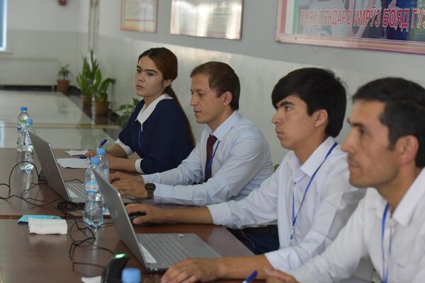 Еще 10 июня выпускники получили извещение о проведении экзаменов. - Sputnik Таджикистан