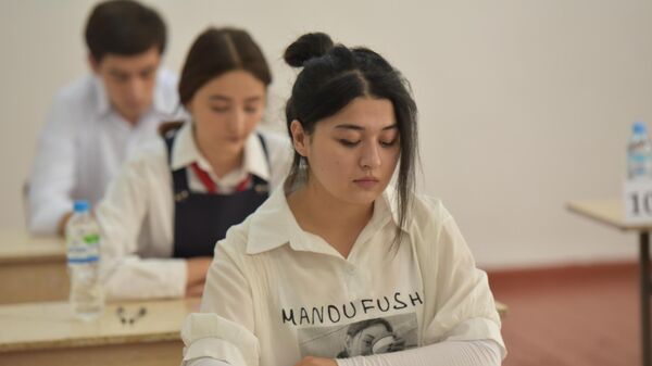 Вступительные экзамены для абитуриентов в Таджикистане - Sputnik Таджикистан