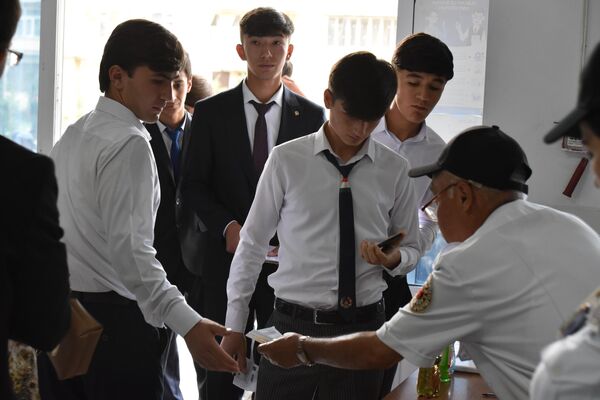К испытаниям допущены выпускники, прошедшие регистрацию в центре. - Sputnik Таджикистан