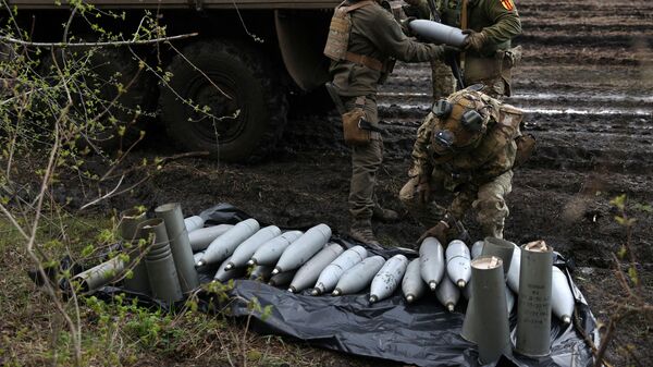 Украинские артиллеристы батальона Айдар работают с артиллерийскими снарядами на передовой позиции под Бахмутом, Донецкая область, 22 апреля 2023 года. - Sputnik Таджикистан