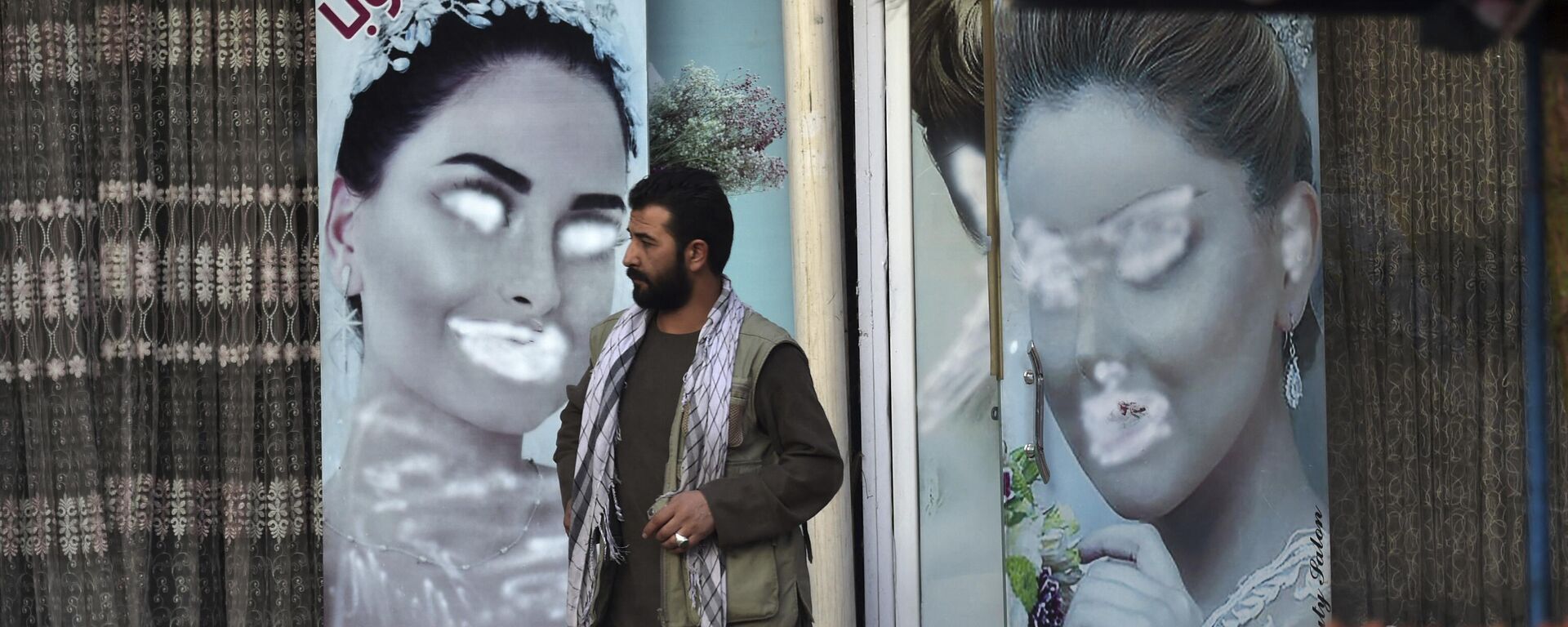 Мужчина стоит рядом с салоном красоты в районе Шахр-э-Нау в Кабуле, Афганистан - Sputnik Тоҷикистон, 1920, 07.07.2023