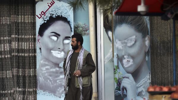 Мужчина стоит рядом с салоном красоты в районе Шахр-э-Нау в Кабуле, Афганистан - Sputnik Тоҷикистон