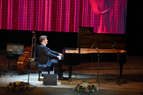 В первой части концерта пианист сыграл классические произведения. - Sputnik Таджикистан