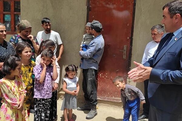 Алишер Мирзонабот провел тесную беседу с пострадавшими от наводнения семьями. - Sputnik Таджикистан