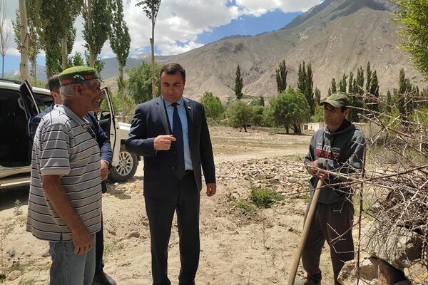 Председатель ГБАО также ознакомился с ходом выполнения работ по ликвидации последствий. - Sputnik Таджикистан