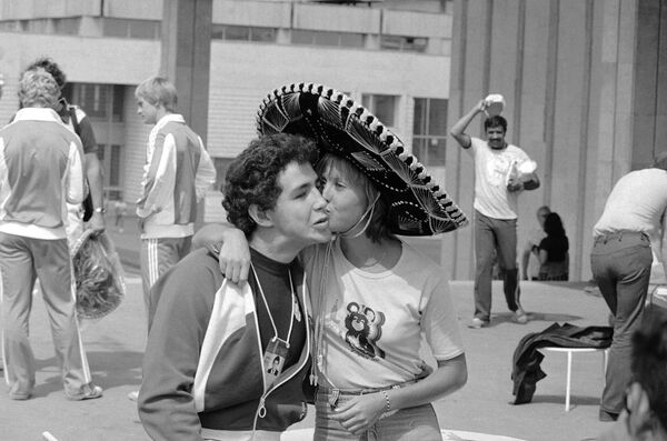 Ныряльщица из Зимбабве целует мексиканского атлета во время Олимпиады-1980 в Москве. - Sputnik Таджикистан