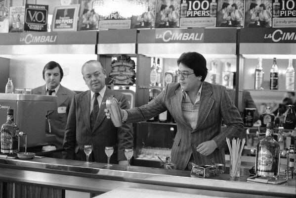Представители канадской компании Seagrams показывают, как готовить коктейли во время подготовки к Олимпиаде-1980 в Москве. - Sputnik Таджикистан