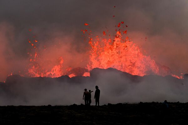 Сообщается, что вулкан открылся тремя трещинами, через которые выходят лава и газ. - Sputnik Таджикистан