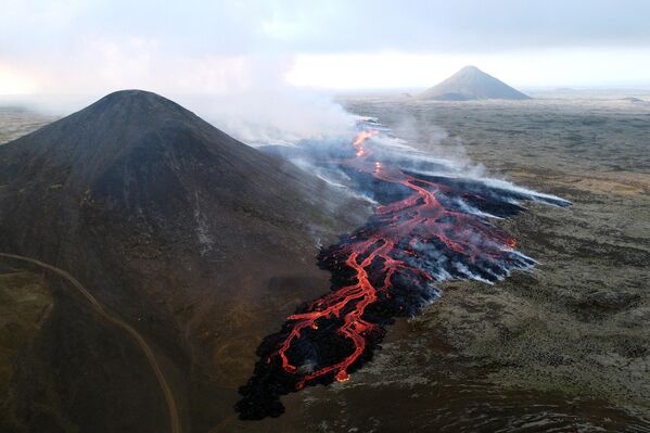 В Исландии проснулся вулкан Фаградальсфьядль, расположенный на юго-западе острова всего в 30 км от столицы. - Sputnik Таджикистан