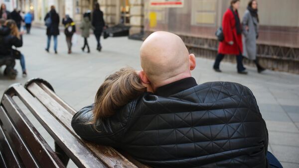 Пара обнимается на скамейке на Никольской улице в Москве - Sputnik Таджикистан