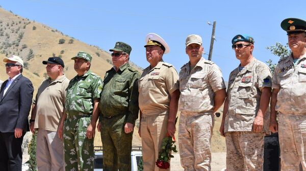 Военнослужащие РФ почтили память пограничников, погибших в 1993 году у села Сари-Гор на таджикско-афганской границе - Sputnik Таджикистан