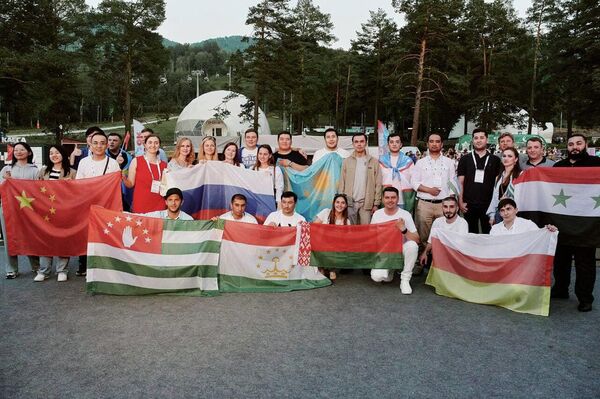 Активисты из Таджикистана вместе с другими участниками фестиваля. - Sputnik Таджикистан
