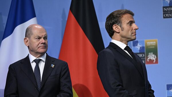 Президент Франции Эманюэль Макрон и глава Германии Олаф Шольц - Sputnik Таджикистан